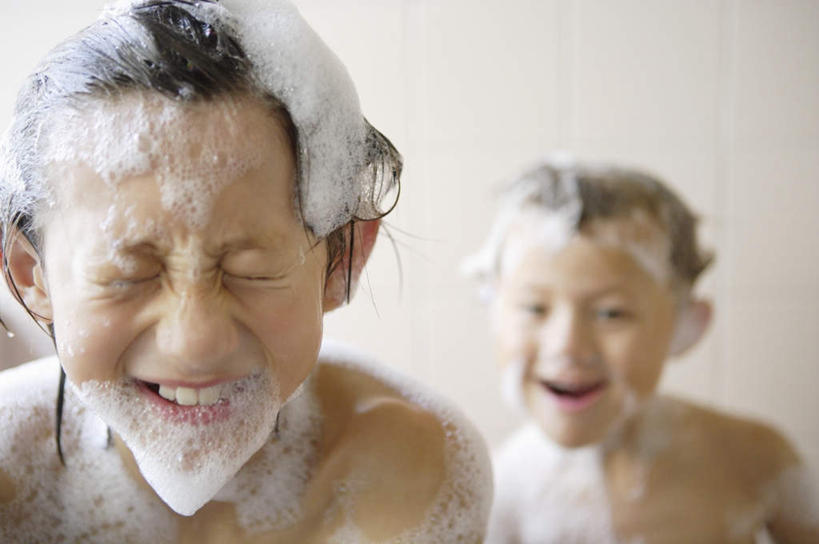 西方人,儿童,脸,头,脸颊,两个人,家庭,闭眼,笑,微笑,露齿笑,横图,室内,特写,白天,正面,化妆,美容,纯洁,卫生间,浴室,欧洲,欧洲人,护肤,朦胧,模糊,注视,裸露,肩膀,小孩,化妆品,肥皂,香皂,日用品,洗浴用品,观察,看,清洁,保养,享受,休闲,温暖,温馨,一家人,放松,可爱,童年,童趣,保健,观看,和睦,察看,护肤品,化妆用品,关注,裸,护肤用品,舒缓,童真,烂漫,无邪,养颜,去污,紧肤,嫩肤,天真,男孩,男人,男性,白种人,头部,脸部,脸蛋,面部,淋浴房,闭眼睛,闭着眼,闭着眼睛,洗涤,半身,彩图,冲凉房,沐浴间,沐浴室,融洽,男生