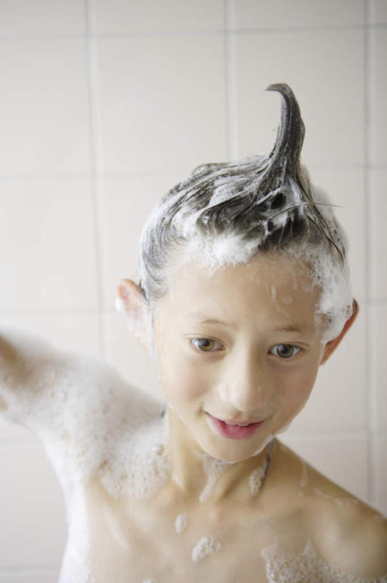 西方人,儿童,脸,头,脸颊,一个人,笑,微笑,竖图,室内,特写,白天,正面,化妆,美容,洗澡,纯洁,卫生间,浴室,欧洲,欧洲人,仅一个男性,仅一个人,护肤,墙,注视,干净,裸露,肩膀,墙壁,墙面,小孩,化妆品,肥皂,香皂,日用品,洗浴用品,观察,看,清洁,仅一个小孩,保养,享受,休闲,健康,放松,可爱,童年,童趣,保健,观看,察看,卫生,护肤品,化妆用品,关注,裸,护肤用品,舒缓,童真,烂漫,无邪,养颜,去污,紧肤,嫩肤,泡汤,天真,男孩,男人,男性,白种人,孩子,头部,脸部,脸蛋,面部,淋浴房,洗涤,半身,彩图,沐浴,冲凉房,沐浴间,沐浴室,男生