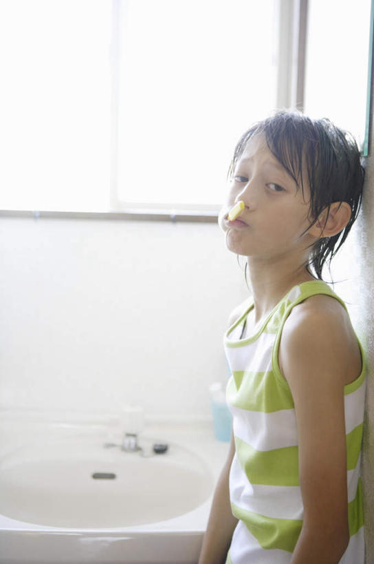 西方人,儿童,一个人,站,竖图,室内,白天,侧面,纯洁,窗户,卫生间,浴室,欧洲,欧洲人,仅一个男性,仅一个人,服装,水槽,水龙头,牙刷,扭头,注视,休闲装,水斗,刷牙,开关,玻璃窗,小孩,衣服,日用品,打开,观察,看,清洁,站着,转头,仅一个小孩,休闲,休闲服,可爱,童年,童趣,服饰,洗漱用品,观看,阀门,察看,卫生,开启,关注,童真,烂漫,无邪,水咀,天真,男孩,男人,男性,白种人,孩子,淋浴房,站立,半身,彩图,冲凉房,沐浴间,沐浴室,男生