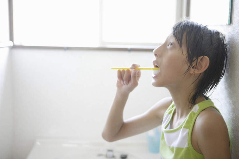 西方人,儿童,一个人,站,横图,室内,白天,侧面,纯洁,窗户,卫生间,浴室,欧洲,欧洲人,仅一个男性,仅一个人,握,服装,水槽,水龙头,牙刷,拿,拿着,注视,休闲装,水斗,刷牙,开关,玻璃窗,小孩,衣服,日用品,打开,观察,看,清洁,站着,仅一个小孩,休闲,休闲服,可爱,童年,童趣,握着,服饰,洗漱用品,观看,阀门,察看,卫生,开启,关注,童真,烂漫,无邪,水咀,天真,男孩,男人,男性,白种人,孩子,淋浴房,站立,半身,彩图,冲凉房,沐浴间,沐浴室,男生