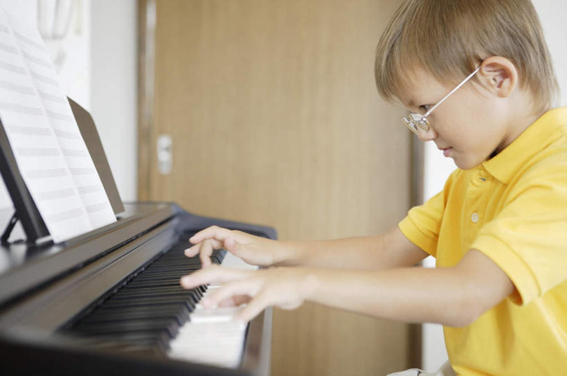 西方人,儿童,一个人,坐,横图,室内,白天,侧面,纯洁,键盘,书籍,欧洲,欧洲人,仅一个男性,仅一个人,一副,服装,眼镜,乐谱,乐器,五线谱,音乐,弹奏,注视,休闲装,小孩,衣服,黄色,观察,看,仅一个小孩,休闲,休闲服,可爱,童年,童趣,服饰,观看,察看,键盘乐器,节拍,关注,音符,近视眼镜,童真,烂漫,无邪,符头,符干,符尾,乐章,天真,男孩,男人,男性,白种人,孩子,坐着,半身,彩图,电子琴,男生