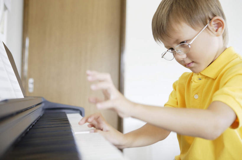 西方人,儿童,一个人,坐,横图,室内,白天,侧面,纯洁,键盘,书籍,欧洲,欧洲人,仅一个男性,仅一个人,一副,服装,眼镜,乐谱,乐器,五线谱,音乐,弹奏,注视,休闲装,小孩,衣服,黄色,观察,看,仅一个小孩,休闲,休闲服,可爱,童年,童趣,服饰,观看,察看,键盘乐器,节拍,关注,音符,近视眼镜,童真,烂漫,无邪,符头,符干,符尾,乐章,天真,男孩,男人,男性,白种人,孩子,坐着,半身,彩图,电子琴,男生