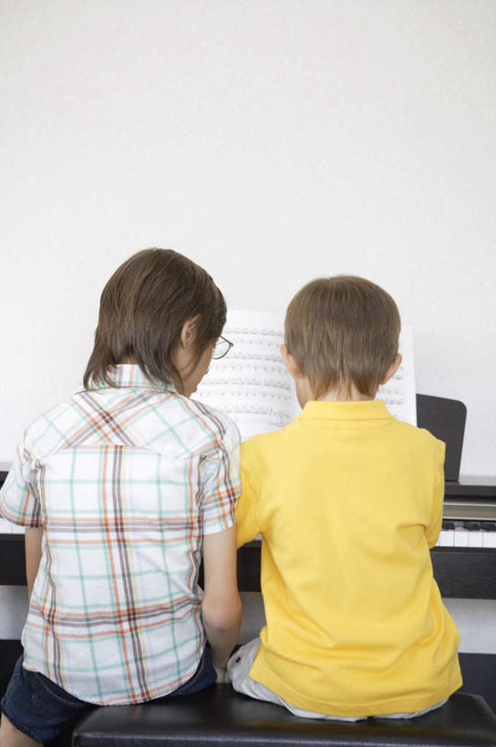 西方人,儿童,两个人,家庭,坐,竖图,室内,白天,纯洁,键盘,书籍,欧洲,欧洲人,一副,服装,眼镜,乐谱,乐器,五线谱,音乐,弹奏,休闲装,小孩,背面,衣服,黄色,休闲,温暖,温馨,一家人,休闲服,可爱,童年,童趣,服饰,和睦,键盘乐器,节拍,音符,近视眼镜,童真,烂漫,无邪,符头,符干,符尾,乐章,天真,男孩,男人,男性,白种人,坐着,半身,彩图,融洽,电子琴,男生