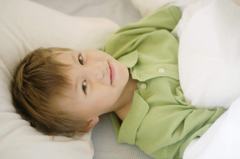 西方人,儿童,一个人,躺,笑,微笑,横图,俯视,室内,白天,纯洁,床,靠垫,卧室,欧洲,欧洲人,仅一个男性,仅一个人,服装,双人床,床单,靠枕,注视,被子,小孩,衣服,绿色,垫子,枕头,观察,看,仅一个小孩,可爱,童年,童趣,服饰,观看,察看,被单,衣着,穿着,关注,童真,烂漫,无邪,衣饰,卧着,天真,男孩,男人,男性,白种人,孩子,躺着,卧,半身,彩图,高角度拍摄,睡房,卧房,男生