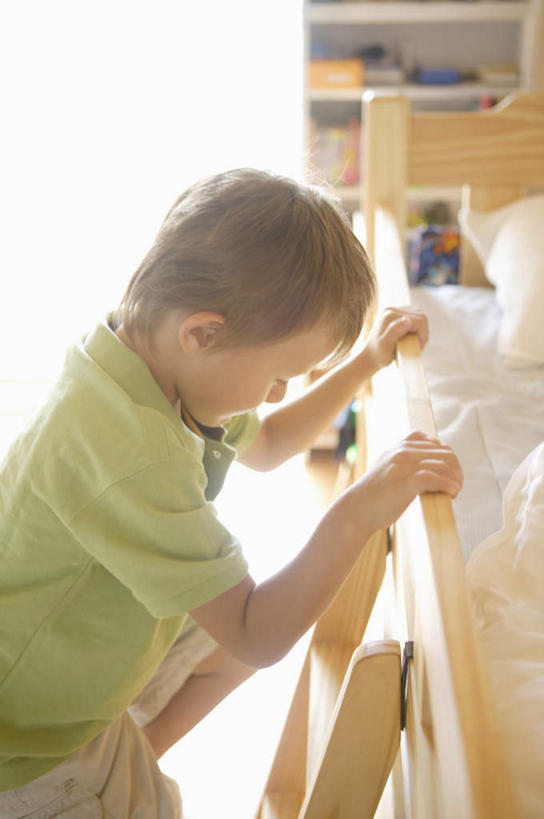 西方人,儿童,一个人,站,攀登,竖图,俯视,室内,白天,纯洁,欧洲,欧洲人,仅一个男性,仅一个人,握,服装,梯子,阶梯,木梯,墙,注视,墙壁,墙面,小孩,衣服,绿色,低头,观察,看,站着,仅一个小孩,爬,可爱,童年,童趣,握着,服饰,观看,上升,察看,衣着,穿着,关注,童真,烂漫,无邪,登高,垂头,衣饰,天真,男孩,男人,男性,白种人,孩子,攀爬,站立,半身,彩图,高角度拍摄,男生