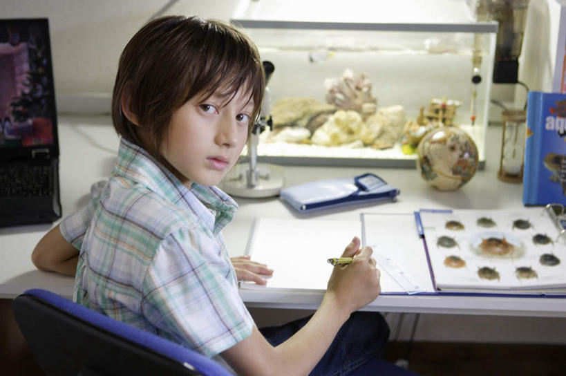 西方人,儿童,一个人,坐,横图,俯视,室内,白天,纯洁,仪器,桌子,玻璃,欧洲,欧洲人,仅一个男性,仅一个人,握,服装,检查,反射,分析,科学,笔,显微镜,办公用品,记事本,鱼缸,拿,拿着,扭头,注视,休闲装,书桌,水笔,玻璃制品,文具,小孩,衣服,本子,笔记本,课桌,学习用品,观察,看,转头,仅一个小孩,休闲,休闲服,可爱,清晰,探索,童年,童趣,握着,服饰,放大,观看,仔细,文具用品,透镜,察看,凸透镜,聚焦,关注,童真,烂漫,无邪,光学,清楚,天真,男孩,男人,男性,白种人,孩子,坐着,半身,彩图,高角度拍摄,男生