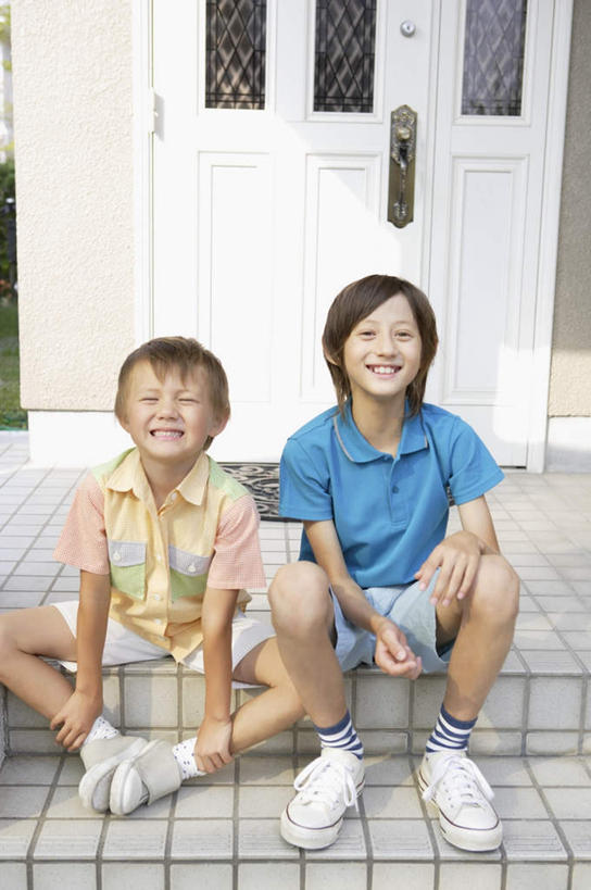 西方人,儿童,两个人,家庭,家,坐,笑,微笑,露齿笑,竖图,室外,白天,正面,纯洁,楼梯,门,欧洲,欧洲人,服装,房屋,阶梯,屋子,公寓,注视,休闲装,洋房,楼房,台阶,住宅,小孩,衣服,门框,观察,看,休闲,温暖,温馨,一家人,休闲服,可爱,童年,童趣,服饰,观看,和睦,察看,关注,童真,烂漫,无邪,天真,男孩,男人,男性,白种人,坐着,半身,彩图,房子,融洽,男生