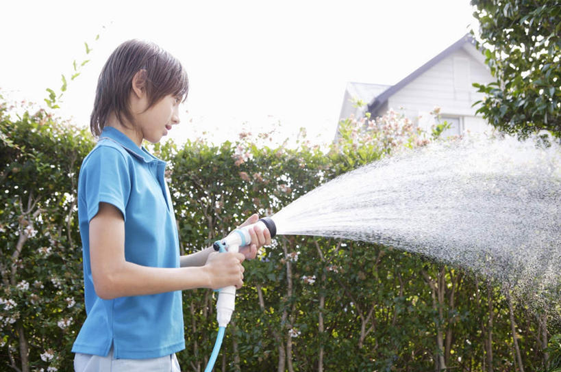 西方人,儿童,一个人,家,站,横图,室外,白天,侧面,纯洁,水,植物,欧洲,欧洲人,仅一个男性,仅一个人,握,飞溅,服装,环保,溅,液体,塑料,房屋,屋子,水滴,公寓,防护,拿,拿着,注视,休闲装,水管,洋房,楼房,住宅,水珠,树,树木,小孩,衣服,蓝色,绿色,自然,塑料制品,观察,看,站着,仅一个小孩,休闲,休闲服,可爱,童年,童趣,握着,服饰,生长,成长,观看,软管,察看,关注,美好,美妙,喷洒,间隔,童真,烂漫,无邪,美观,雅观,绿篱,生篱,树篱,植篱,天真,男孩,男人,男性,白种人,孩子,站立,半身,彩图,房子,男生