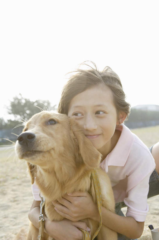 西方人,儿童,一个人,抱,笑,摸,微笑,露齿笑,竖图,室外,白天,正面,纯洁,植物,宠物,狗,欧洲,欧洲人,仅一个男性,仅一个人,抚摸,阴影,服装,光线,影子,注视,休闲装,金毛犬,树,树木,一只,小孩,衣服,绿色,阳光,自然,动物,观察,看,仅一个小孩,休闲,休闲服,可爱,童年,童趣,服饰,金毛,生长,成长,抱着,观看,察看,金毛猎犬,搂着,关注,寻回犬,童真,烂漫,无邪,金毛寻回犬,忠诚,金毛狗,金毛寻回狗,寻回狗,天真,男孩,男人,男性,白种人,孩子,犬,触摸,怀抱,接触,搂,搂抱,相抱,拥抱,半身,彩图,男生