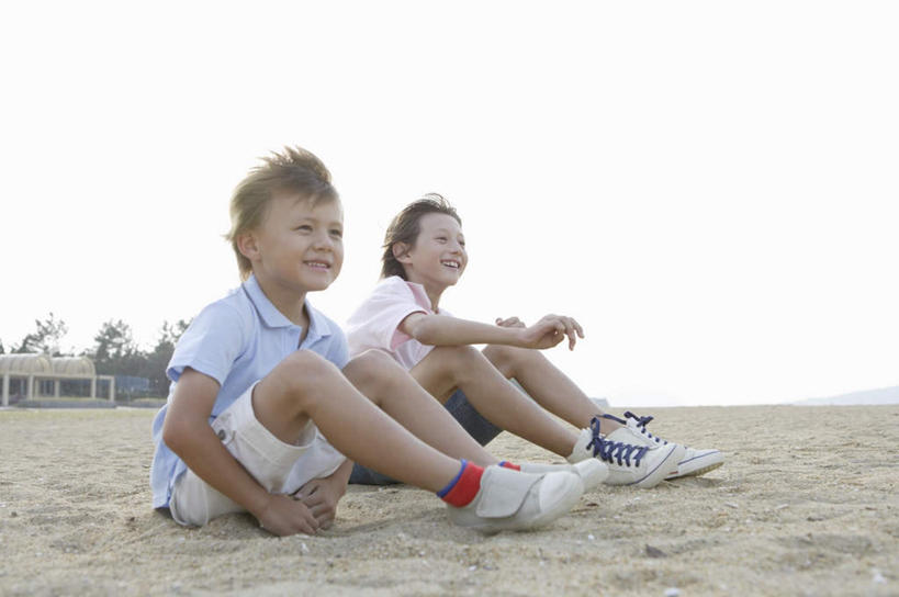 西方人,儿童,两个人,家庭,坐,笑,微笑,露齿笑,横图,室外,白天,侧面,纯洁,沙滩,欧洲,欧洲人,服装,沙子,海岸,沙地,注视,休闲装,小孩,衣服,观察,看,休闲,温暖,温馨,一家人,休闲服,可爱,童年,童趣,服饰,观看,和睦,察看,关注,童真,烂漫,无邪,天真,男孩,男人,男性,白种人,海滩,坐着,彩图,全身,融洽,男生