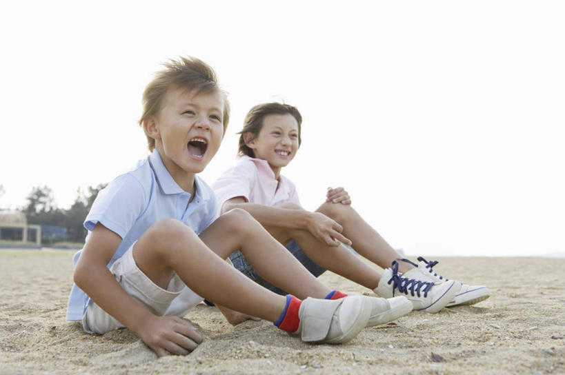 西方人,儿童,两个人,家庭,坐,笑,大笑,横图,室外,白天,侧面,兴奋,纯洁,沙滩,欧洲,欧洲人,服装,沙子,海岸,沙地,注视,休闲装,小孩,衣服,观察,看,张嘴,休闲,温暖,温馨,一家人,休闲服,可爱,童年,童趣,服饰,观看,和睦,察看,关注,张大嘴巴,童真,烂漫,无邪,哈哈大笑,天真,男孩,男人,男性,白种人,海滩,张开嘴,坐着,彩图,全身,高兴,狂笑,融洽,男生