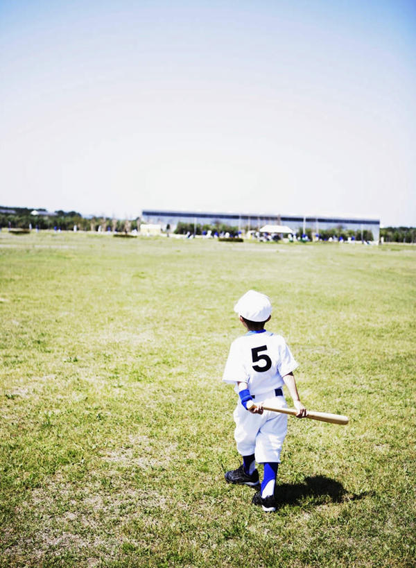 西方人,儿童,一个人,走,竖图,俯视,室外,白天,运动服,锻炼,纯洁,运动,草地,草坪,植物,帽子,欧洲,欧洲人,仅一个男性,仅一个人,握,阴影,服装,光线,棒球棒,标志,数字,文字,影子,字符,云,云朵,球棒,拿,云彩,拿着,标识,运动器械,运动帽,草,树,树木,小孩,衣服,蓝色,绿色,白云,蓝天,天空,阳光,自然,天,仅一个小孩,健身器械,鸭舌帽,可爱,童年,童趣,握着,阿拉伯数字,服饰,生长,晴朗,成长,衣着,穿着,健身器材,童真,烂漫,无邪,衣饰,体育,天真,男孩,男人,男性,白种人,孩子,晴空,步行,散步,走路,彩图,高角度拍摄,全身,健身,运动器材,男生,运动装