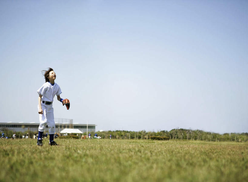 西方人,儿童,一个人,站,横图,室外,白天,正面,运动服,锻炼,纯洁,运动,棒球,垒球,草地,草坪,植物,帽子,欧洲,欧洲人,仅一个男性,仅一个人,握,阴影,服装,光线,棒球手套,影子,拿,拿着,注视,运动帽,球,草,树,树木,小孩,衣服,蓝色,绿色,蓝天,天空,阳光,自然,手套,天,观察,看,站着,仅一个小孩,鸭舌帽,可爱,童年,童趣,握着,服饰,生长,晴朗,成长,观看,察看,衣着,穿着,关注,童真,烂漫,无邪,万里无云,衣饰,体育,天真,男孩,男人,男性,白种人,孩子,晴空,晴空万里,站立,彩图,全身,健身,男生,运动装