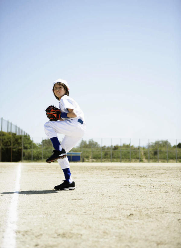 西方人,儿童,一个人,站,竖图,室外,白天,正面,运动服,锻炼,纯洁,运动,棒球,垒球,植物,帽子,欧洲,欧洲人,仅一个男性,仅一个人,握,阴影,服装,光线,棒球手套,影子,拿,拿着,注视,运动帽,球,树,树木,小孩,衣服,蓝色,绿色,蓝天,天空,阳光,自然,手套,天,观察,看,站着,仅一个小孩,鸭舌帽,可爱,童年,童趣,握着,服饰,生长,晴朗,成长,观看,察看,衣着,穿着,关注,童真,烂漫,无邪,万里无云,衣饰,体育,天真,男孩,男人,男性,白种人,孩子,晴空,晴空万里,站立,彩图,全身,健身,男生,运动装