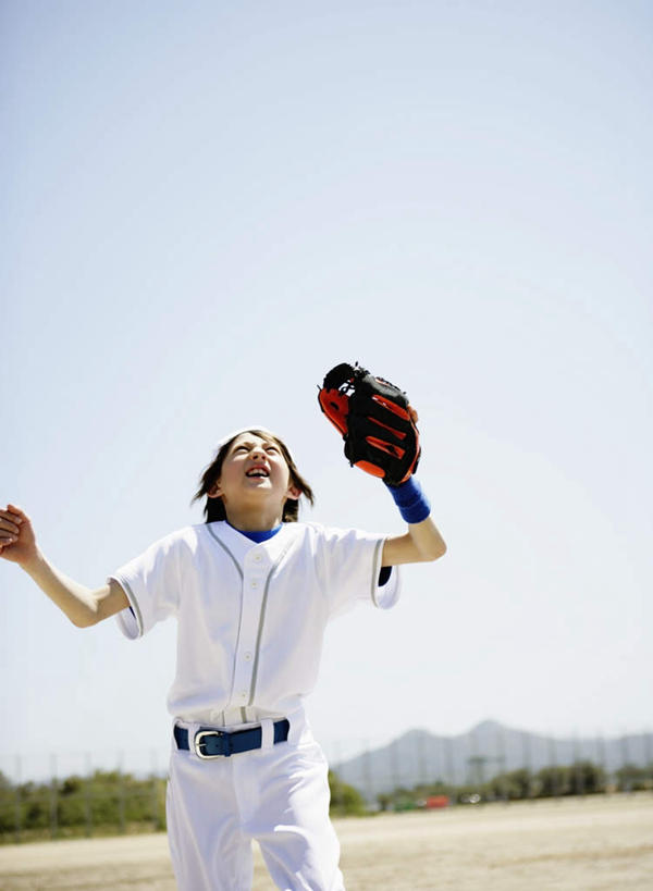 西方人,儿童,一个人,站,竖图,室外,白天,仰视,运动服,锻炼,纯洁,运动,棒球,垒球,植物,欧洲,欧洲人,仅一个男性,仅一个人,握,阴影,服装,光线,棒球手套,影子,拿,拿着,注视,球,树,树木,小孩,衣服,蓝色,绿色,蓝天,天空,阳光,自然,手套,天,观察,看,站着,仅一个小孩,可爱,童年,童趣,握着,服饰,生长,晴朗,成长,观看,察看,衣着,穿着,关注,童真,烂漫,无邪,万里无云,衣饰,体育,天真,男孩,男人,男性,白种人,孩子,晴空,晴空万里,抬头,仰头,站立,半身,彩图,低角度拍摄,健身,男生,运动装