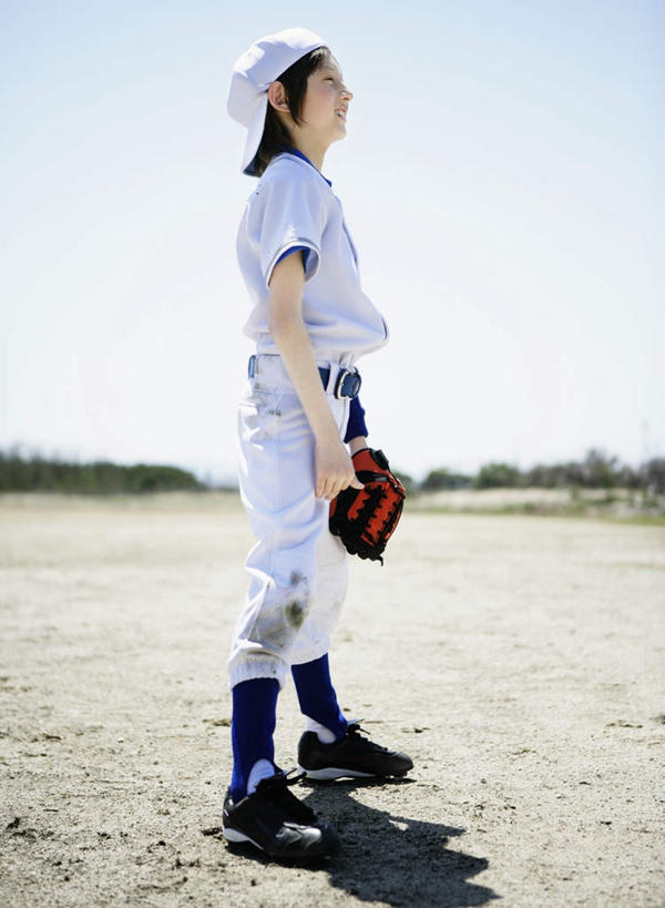 西方人,儿童,一个人,站,竖图,室外,白天,侧面,运动服,锻炼,纯洁,运动,棒球,垒球,植物,帽子,欧洲,欧洲人,仅一个男性,仅一个人,握,阴影,服装,光线,棒球手套,影子,拿,拿着,注视,运动帽,球,树,树木,小孩,衣服,蓝色,绿色,蓝天,天空,阳光,自然,手套,天,观察,看,站着,仅一个小孩,鸭舌帽,可爱,童年,童趣,握着,服饰,生长,晴朗,成长,观看,察看,衣着,穿着,关注,童真,烂漫,无邪,万里无云,衣饰,体育,天真,男孩,男人,男性,白种人,孩子,晴空,晴空万里,站立,彩图,全身,健身,男生,运动装