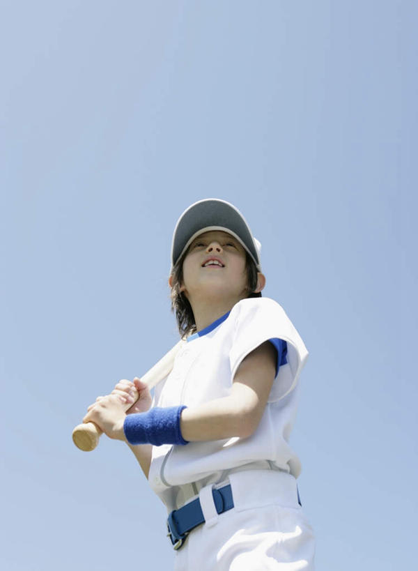 西方人,儿童,一个人,站,竖图,室外,白天,仰视,运动服,锻炼,纯洁,运动,帽子,欧洲,欧洲人,仅一个男性,仅一个人,握,阴影,服装,光线,棒球棒,影子,球棒,拿,拿着,注视,运动器械,运动帽,小孩,衣服,蓝色,蓝天,天空,阳光,天,观察,看,站着,仅一个小孩,健身器械,鸭舌帽,可爱,童年,童趣,握着,服饰,晴朗,观看,察看,衣着,穿着,关注,健身器材,童真,烂漫,无邪,万里无云,衣饰,体育,天真,男孩,男人,男性,白种人,孩子,晴空,晴空万里,站立,半身,彩图,低角度拍摄,健身,运动器材,男生,运动装