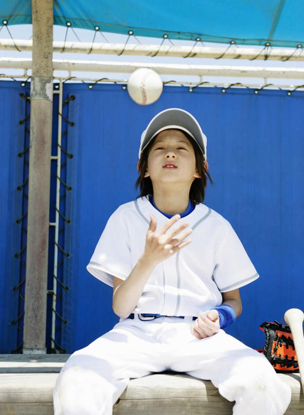 西方人,儿童,一个人,坐,投,竖图,室外,白天,正面,运动服,锻炼,纯洁,运动,棒球,垒球,帽子,椅子,欧洲,欧洲人,仅一个男性,仅一个人,服装,木椅,注视,运动帽,球,小孩,衣服,观察,看,仅一个小孩,鸭舌帽,可爱,童年,童趣,服饰,观看,察看,衣着,穿着,关注,童真,烂漫,无邪,衣饰,体育,天真,男孩,男人,男性,白种人,孩子,抛,扔,撒,抬头,仰头,掷,坐着,半身,彩图,健身,男生,运动装
