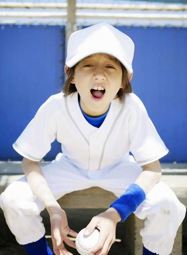 西方人,儿童,一个人,坐,笑,大笑,竖图,室外,白天,正面,运动服,锻炼,兴奋,纯洁,运动,棒球,垒球,帽子,椅子,欧洲,欧洲人,仅一个男性,仅一个人,握,服装,木椅,拿,拿着,注视,运动帽,球,小孩,衣服,观察,看,张嘴,仅一个小孩,鸭舌帽,可爱,童年,童趣,握着,服饰,观看,察看,衣着,穿着,关注,张大嘴巴,童真,烂漫,无邪,哈哈大笑,衣饰,体育,天真,男孩,男人,男性,白种人,孩子,张开嘴,坐着,半身,彩图,健身,高兴,狂笑,男生,运动装