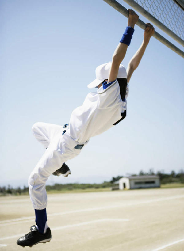 西方人,儿童,一个人,栏杆,举,竖图,室外,白天,仰视,运动服,纯洁,植物,帽子,欧洲,欧洲人,仅一个男性,仅一个人,吊挂,悬挂,阴影,服装,光线,影子,围栏,挂,运动帽,护栏,树,树木,小孩,衣服,蓝色,绿色,蓝天,天空,阳光,自然,天,托,仅一个小孩,鸭舌帽,可爱,童年,童趣,服饰,生长,晴朗,成长,衣着,穿着,童真,烂漫,无邪,万里无云,衣饰,天真,男孩,男人,男性,白种人,孩子,晴空,晴空万里,举起,举手,举着,向上举,向上伸,向上托,彩图,低角度拍摄,全身,男生,运动装