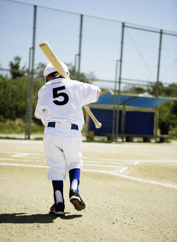 西方人,儿童,一个人,走,竖图,室外,白天,运动服,锻炼,纯洁,运动,植物,帽子,欧洲,欧洲人,仅一个男性,仅一个人,握,阴影,服装,光线,棒球棒,标志,数字,文字,影子,字符,球棒,拿,拿着,标识,运动器械,运动帽,树,树木,小孩,背面,衣服,蓝色,绿色,蓝天,天空,阳光,自然,天,仅一个小孩,健身器械,鸭舌帽,可爱,童年,童趣,握着,阿拉伯数字,服饰,生长,晴朗,成长,衣着,穿着,健身器材,童真,烂漫,无邪,万里无云,衣饰,体育,天真,男孩,男人,男性,白种人,孩子,晴空,晴空万里,步行,散步,走路,彩图,全身,健身,运动器材,男生,运动装