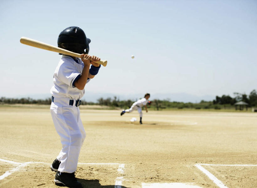 西方人,儿童,背部,两个人,伙伴,朋友,站,举,横图,室外,白天,正面,运动服,锻炼,友谊,纯洁,运动,棒球,垒球,植物,帽子,欧洲,欧洲人,握,阴影,服装,光线,棒球手套,头盔,影子,拿,拿着,注视,球,树,树木,小孩,衣服,蓝色,绿色,蓝天,天空,阳光,自然,安全帽,手套,天,观察,看,托,站着,可爱,童年,童趣,握着,服饰,生长,晴朗,成长,观看,察看,衣着,穿着,关注,童真,烂漫,无邪,万里无云,衣饰,体育,天真,友情,男孩,男人,男性,白种人,晴空,晴空万里,举起,举手,举着,向上举,向上伸,向上托,站立,彩图,全身,健身,男生,运动装