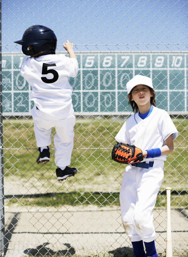 西方人,儿童,背部,两个人,伙伴,朋友,站,攀登,竖图,室外,白天,正面,运动服,锻炼,友谊,纯洁,运动,棒球,垒球,草地,草坪,植物,帽子,欧洲,欧洲人,握,阴影,服装,光线,棒球手套,标志,数字,头盔,文字,影子,字符,拿,拿着,注视,标识,运动帽,球,草,小孩,衣服,蓝色,绿色,蓝天,天空,阳光,安全帽,手套,天,观察,看,站着,鸭舌帽,可爱,童年,童趣,握着,阿拉伯数字,服饰,晴朗,观看,察看,衣着,穿着,关注,童真,烂漫,无邪,万里无云,衣饰,体育,天真,友情,男孩,男人,男性,白种人,晴空,晴空万里,攀爬,站立,彩图,全身,健身,攀缘,男生,运动装