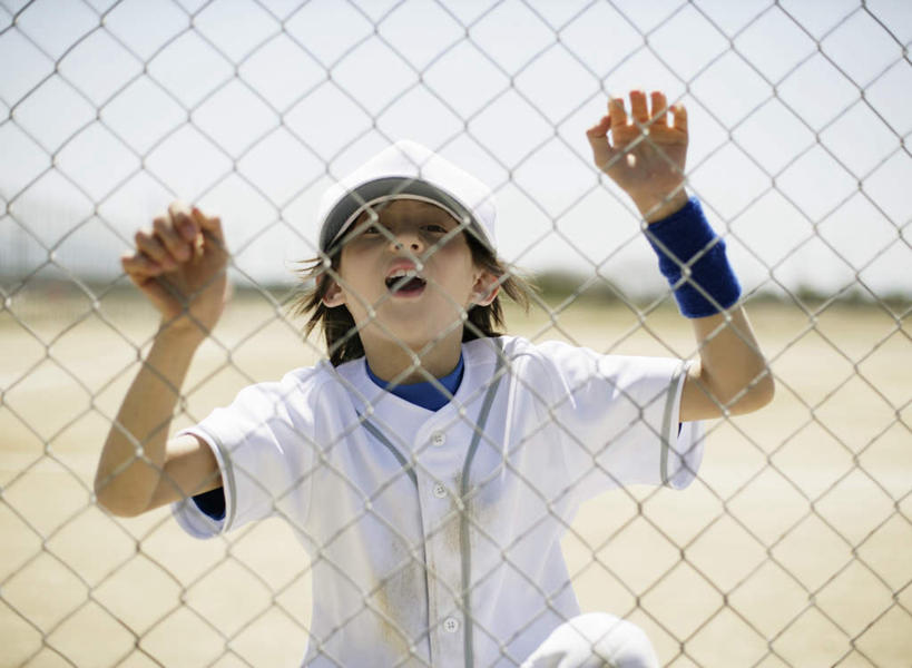 西方人,儿童,一个人,攀登,横图,室外,白天,正面,运动服,纯洁,帽子,欧洲,欧洲人,仅一个男性,仅一个人,握,服装,朦胧,模糊,铁丝网,注视,运动帽,小孩,衣服,观察,看,仅一个小孩,鸭舌帽,可爱,童年,童趣,握着,服饰,观看,察看,衣着,穿着,关注,童真,烂漫,无邪,衣饰,天真,男孩,男人,男性,白种人,孩子,攀爬,半身,彩图,攀缘,男生,运动装