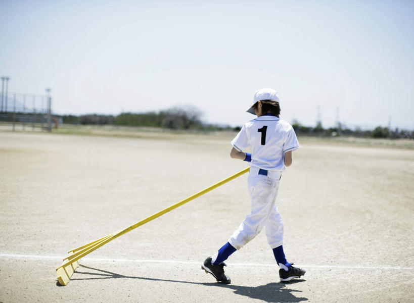 西方人,儿童,一个人,走,横图,室外,白天,运动服,纯洁,植物,帽子,欧洲,欧洲人,仅一个男性,仅一个人,握,阴影,服装,光线,标志,数字,文字,影子,字符,拿,拿着,扭头,标识,运动帽,树,树木,小孩,背面,衣服,黄色,蓝色,绿色,蓝天,天空,阳光,自然,天,转头,仅一个小孩,鸭舌帽,可爱,童年,童趣,握着,阿拉伯数字,服饰,生长,晴朗,成长,耙子,衣着,穿着,童真,烂漫,无邪,万里无云,衣饰,天真,男孩,男人,男性,白种人,孩子,晴空,晴空万里,步行,散步,走路,彩图,全身,男生,运动装