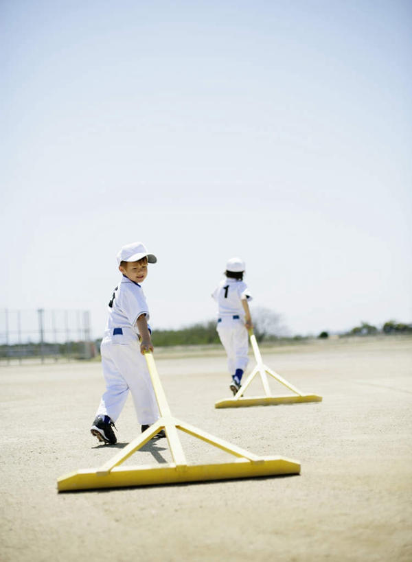 西方人,儿童,两个人,伙伴,朋友,走,竖图,室外,白天,侧面,运动服,友谊,纯洁,植物,帽子,欧洲,欧洲人,握,阴影,服装,光线,标志,数字,文字,影子,字符,拿,拿着,注视,标识,运动帽,树,树木,小孩,衣服,黄色,蓝色,绿色,蓝天,天空,阳光,自然,天,观察,看,鸭舌帽,可爱,童年,童趣,握着,阿拉伯数字,服饰,生长,晴朗,成长,观看,察看,耙子,衣着,穿着,关注,童真,烂漫,无邪,万里无云,衣饰,天真,友情,男孩,男人,男性,白种人,晴空,晴空万里,步行,散步,走路,彩图,全身,男生,运动装