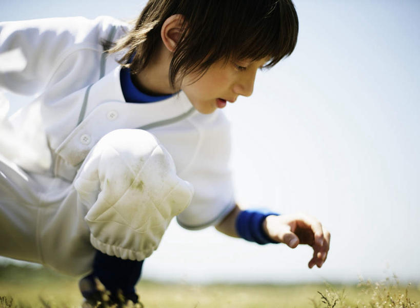 西方人,儿童,一个人,蹲,笑,微笑,露齿笑,横图,室外,白天,仰视,运动服,纯洁,草地,草坪,植物,欧洲,欧洲人,仅一个男性,仅一个人,握,阴影,服装,光线,影子,拿,拿着,注视,草,小孩,衣服,蓝色,绿色,白色,蓝天,天空,阳光,天,观察,看,仅一个小孩,可爱,童年,童趣,握着,服饰,晴朗,观看,察看,衣着,穿着,关注,童真,烂漫,无邪,万里无云,衣饰,天真,男孩,男人,男性,白种人,孩子,晴空,晴空万里,蹲着,半身,彩图,低角度拍摄,男生,运动装