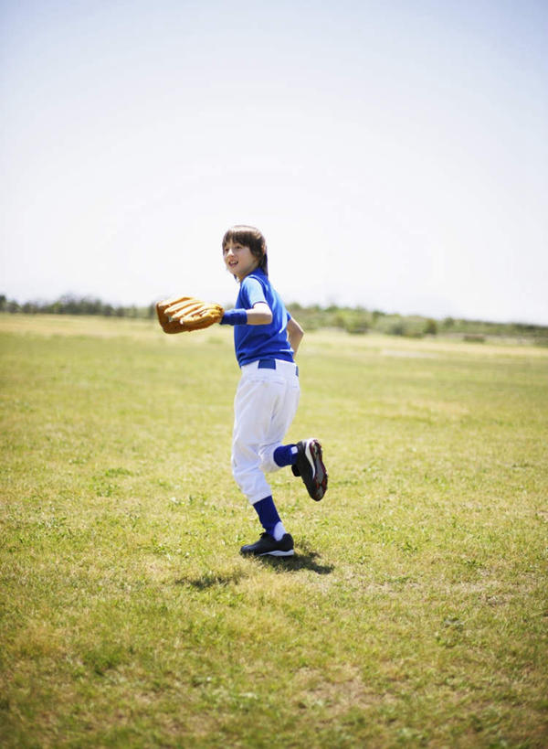 西方人,儿童,一个人,走,竖图,室外,白天,侧面,运动服,锻炼,纯洁,运动,棒球,垒球,草地,草坪,植物,欧洲,欧洲人,仅一个男性,仅一个人,握,阴影,服装,光线,棒球手套,影子,拿,拿着,扭头,注视,球,草,小孩,衣服,蓝色,绿色,蓝天,天空,阳光,手套,天,观察,看,转头,仅一个小孩,可爱,童年,童趣,握着,服饰,晴朗,观看,察看,衣着,穿着,关注,童真,烂漫,无邪,万里无云,衣饰,体育,天真,男孩,男人,男性,白种人,孩子,晴空,晴空万里,步行,散步,走路,彩图,全身,健身,男生,运动装