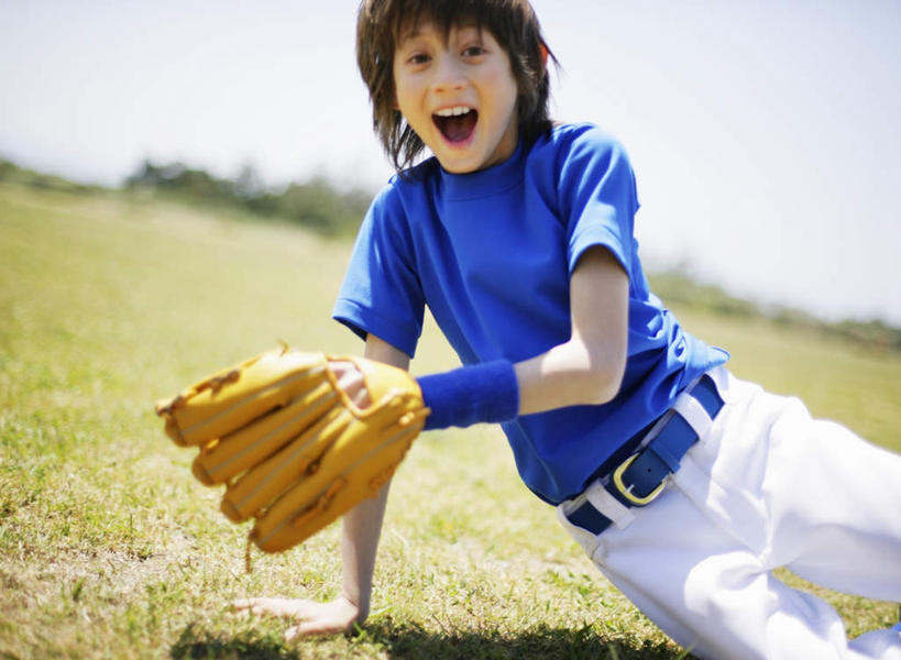 西方人,儿童,一个人,笑,大笑,横图,室外,白天,正面,运动服,锻炼,兴奋,纯洁,运动,棒球,垒球,草地,草坪,植物,欧洲,欧洲人,仅一个男性,仅一个人,撑,阴影,服装,朦胧,模糊,光线,棒球手套,影子,注视,球,草,小孩,衣服,蓝色,绿色,蓝天,天空,阳光,手套,天,观察,看,张嘴,仅一个小孩,可爱,童年,童趣,服饰,晴朗,观看,察看,撑着,衣着,穿着,关注,张大嘴巴,童真,烂漫,无邪,万里无云,哈哈大笑,衣饰,体育,天真,男孩,男人,男性,白种人,孩子,晴空,晴空万里,张开嘴,半身,彩图,健身,高兴,狂笑,男生,运动装