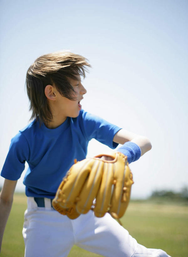 西方人,儿童,一个人,站,笑,微笑,露齿笑,竖图,室外,白天,正面,运动服,锻炼,纯洁,运动,棒球,垒球,草地,草坪,植物,欧洲,欧洲人,仅一个男性,仅一个人,阴影,服装,朦胧,模糊,光线,棒球手套,影子,扭头,注视,球,草,小孩,衣服,蓝色,绿色,蓝天,天空,阳光,手套,天,观察,看,站着,转头,仅一个小孩,可爱,童年,童趣,服饰,晴朗,观看,察看,衣着,穿着,关注,童真,烂漫,无邪,万里无云,衣饰,体育,天真,男孩,男人,男性,白种人,孩子,晴空,晴空万里,站立,半身,彩图,健身,男生,运动装