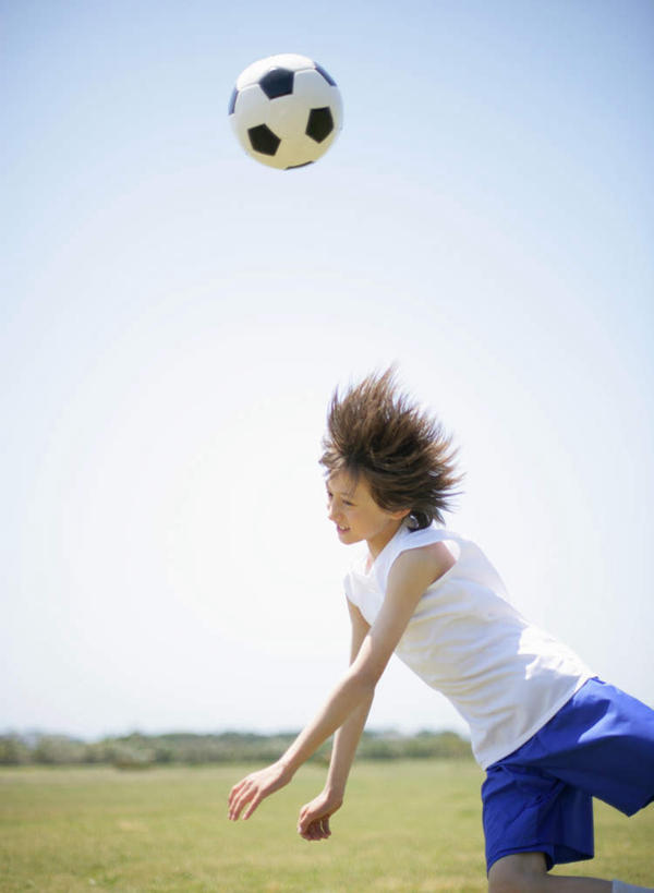 西方人,儿童,一个人,竖图,室外,白天,侧面,运动服,锻炼,纯洁,运动,足球,草地,草坪,植物,欧洲,欧洲人,仅一个男性,仅一个人,阴影,服装,光线,影子,足球装备,扭头,注视,运动器械,草,小孩,衣服,蓝色,绿色,蓝天,天空,阳光,天,观察,看,转头,仅一个小孩,健身器械,可爱,童年,童趣,服饰,晴朗,观看,察看,衣着,穿着,关注,健身器材,童真,烂漫,无邪,万里无云,蹴鞠,衣饰,体育,天真,足球运动,男孩,男人,男性,白种人,孩子,晴空,晴空万里,半身,彩图,健身,运动器材,男生,运动装