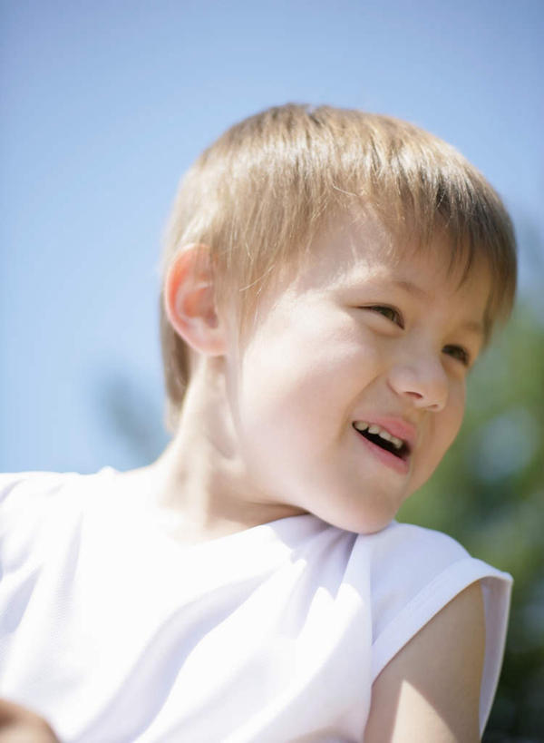 西方人,儿童,一个人,笑,微笑,露齿笑,竖图,室外,特写,白天,正面,运动服,纯洁,植物,欧洲,欧洲人,仅一个男性,仅一个人,阴影,服装,朦胧,模糊,光线,影子,注视,树,树木,小孩,衣服,蓝色,绿色,蓝天,天空,阳光,自然,天,观察,看,仅一个小孩,可爱,童年,童趣,服饰,生长,晴朗,成长,观看,察看,衣着,穿着,关注,童真,烂漫,无邪,万里无云,衣饰,天真,男孩,男人,男性,白种人,孩子,晴空,晴空万里,半身,彩图,男生,运动装