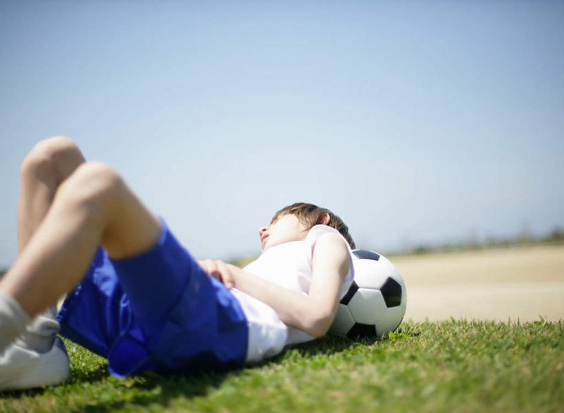 西方人,儿童,一个人,躺,横图,室外,白天,正面,运动服,锻炼,纯洁,运动,足球,草地,草坪,植物,欧洲,欧洲人,仅一个男性,仅一个人,阴影,服装,朦胧,模糊,光线,影子,足球装备,运动器械,草,小孩,衣服,蓝色,绿色,蓝天,天空,阳光,天,仅一个小孩,健身器械,可爱,童年,童趣,服饰,晴朗,衣着,穿着,健身器材,童真,烂漫,无邪,万里无云,蹴鞠,衣饰,卧着,体育,天真,足球运动,男孩,男人,男性,白种人,孩子,晴空,晴空万里,躺着,卧,半身,彩图,健身,运动器材,男生,运动装