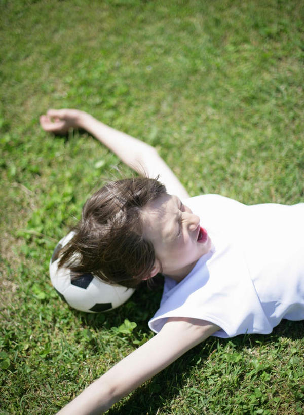 西方人,儿童,一个人,躺,伸展双臂,竖图,俯视,室外,白天,运动服,锻炼,纯洁,运动,足球,草地,草坪,植物,欧洲,欧洲人,仅一个男性,仅一个人,阴影,服装,光线,影子,足球装备,运动器械,草,一个,小孩,衣服,绿色,阳光,仅一个小孩,健身器械,可爱,童年,童趣,服饰,单个,衣着,穿着,健身器材,童真,烂漫,无邪,蹴鞠,衣饰,卧着,体育,天真,足球运动,男孩,男人,男性,白种人,孩子,敞开双臂,伸开双臂,躺着,卧,展开双肩,张开手臂,张开双臂,半身,彩图,高角度拍摄,健身,运动器材,男生,运动装