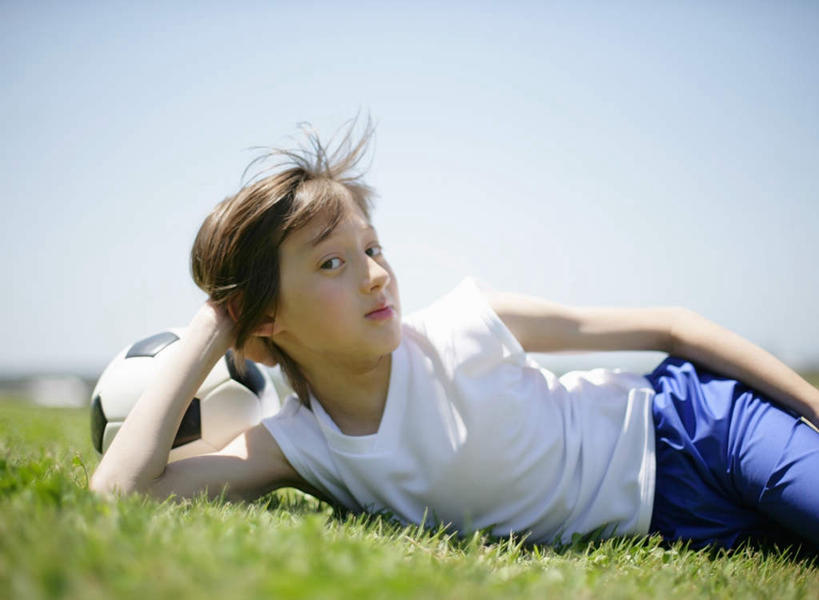 西方人,儿童,一个人,躺,横图,室外,白天,正面,运动服,锻炼,纯洁,运动,足球,草地,草坪,植物,欧洲,欧洲人,仅一个男性,仅一个人,撑,阴影,服装,朦胧,模糊,光线,影子,足球装备,注视,运动器械,草,一个,小孩,衣服,蓝色,绿色,蓝天,天空,阳光,天,观察,看,仅一个小孩,健身器械,可爱,童年,童趣,服饰,晴朗,单个,观看,察看,撑着,衣着,穿着,关注,健身器材,童真,烂漫,无邪,万里无云,蹴鞠,衣饰,卧着,体育,天真,足球运动,男孩,男人,男性,白种人,孩子,晴空,晴空万里,躺着,卧,半身,彩图,健身,运动器材,男生,运动装