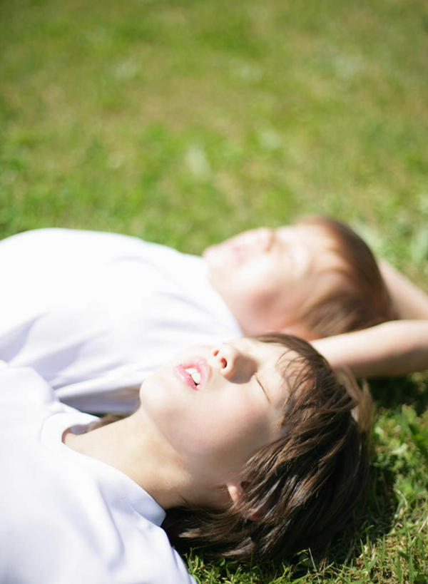 西方人,儿童,两个人,家庭,躺,闭眼,睡,竖图,俯视,室外,白天,运动服,纯洁,草地,草坪,植物,欧洲,欧洲人,阴影,服装,朦胧,模糊,光线,影子,草,小孩,衣服,绿色,阳光,温暖,温馨,一家人,可爱,童年,童趣,服饰,和睦,衣着,穿着,童真,烂漫,无邪,衣饰,卧着,天真,男孩,男人,男性,白种人,闭眼睛,闭着眼,闭着眼睛,困,困觉,寝息,睡觉,躺着,卧,半身,彩图,高角度拍摄,融洽,男生,运动装