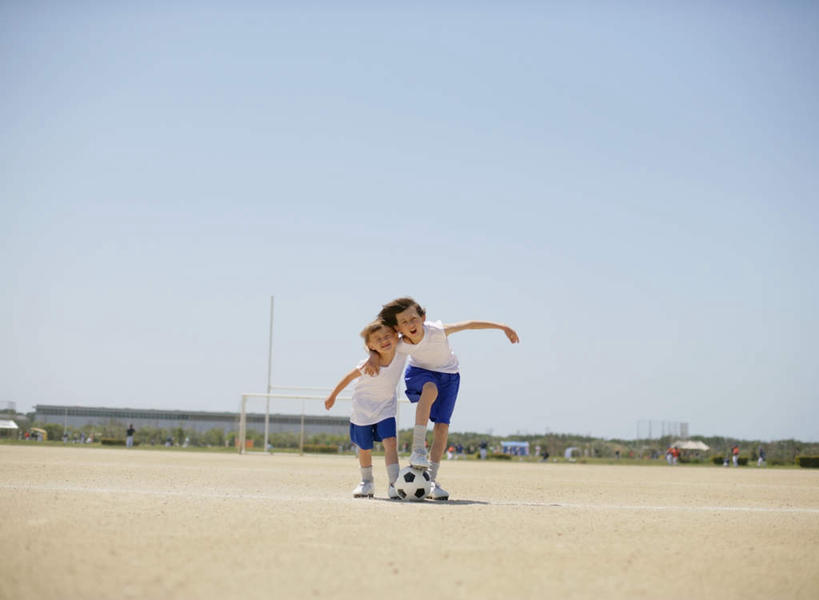 西方人,儿童,两个人,家庭,跑,横图,室外,白天,正面,运动服,锻炼,纯洁,运动,足球,欧洲,欧洲人,阴影,服装,光线,影子,足球装备,注视,运动器械,一个,小孩,衣服,蓝色,蓝天,天空,阳光,天,观察,看,温暖,温馨,一家人,健身器械,可爱,童年,童趣,服饰,晴朗,单个,观看,和睦,察看,衣着,穿着,关注,健身器材,童真,烂漫,无邪,万里无云,蹴鞠,衣饰,体育,天真,足球运动,男孩,男人,男性,白种人,晴空,晴空万里,跑步,彩图,全身,健身,融洽,运动器材,男生,运动装