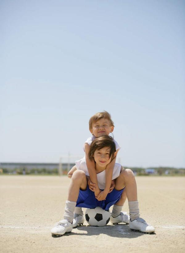 西方人,儿童,两个人,家庭,坐,抱,竖图,室外,白天,正面,运动服,纯洁,足球,欧洲,欧洲人,阴影,服装,光线,影子,足球装备,注视,运动器械,一个,小孩,衣服,蓝色,蓝天,天空,阳光,天,观察,看,温暖,温馨,一家人,健身器械,可爱,童年,童趣,服饰,晴朗,单个,抱着,观看,和睦,察看,搂着,衣着,穿着,关注,健身器材,童真,烂漫,无邪,万里无云,蹴鞠,衣饰,天真,足球运动,男孩,男人,男性,白种人,晴空,晴空万里,怀抱,搂,搂抱,相抱,拥抱,坐着,彩图,全身,融洽,运动器材,男生,运动装