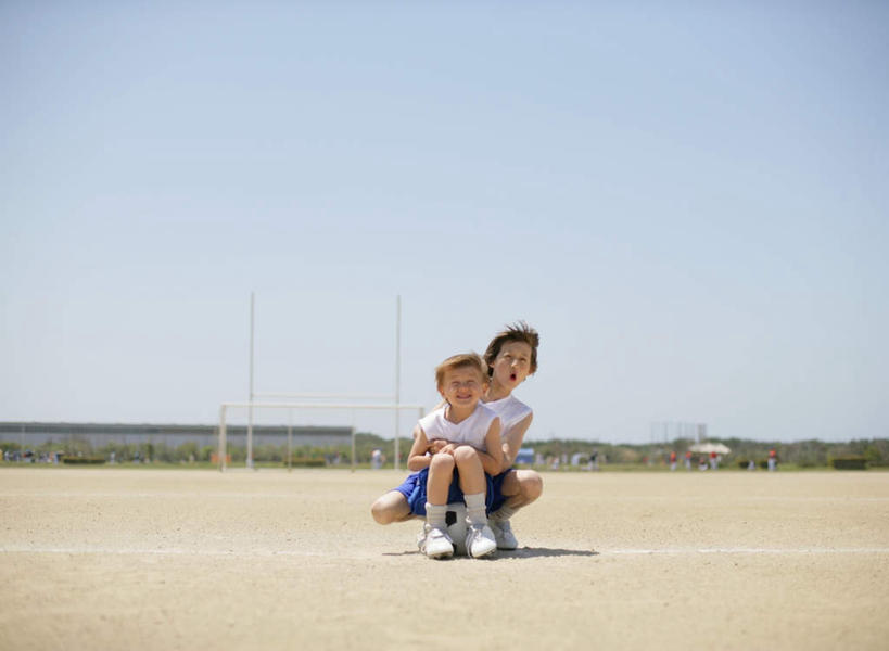 西方人,儿童,两个人,家庭,坐,抱,横图,室外,白天,正面,运动服,纯洁,足球,欧洲,欧洲人,阴影,服装,光线,影子,足球装备,注视,运动器械,一个,小孩,衣服,蓝色,蓝天,天空,阳光,天,观察,看,温暖,温馨,一家人,健身器械,可爱,童年,童趣,服饰,晴朗,单个,抱着,观看,和睦,察看,搂着,衣着,穿着,关注,健身器材,童真,烂漫,无邪,万里无云,蹴鞠,衣饰,天真,足球运动,男孩,男人,男性,白种人,晴空,晴空万里,怀抱,搂,搂抱,相抱,拥抱,坐着,彩图,全身,融洽,运动器材,男生,运动装