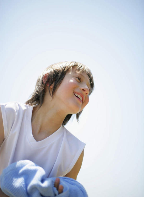 西方人,儿童,一个人,站,笑,微笑,露齿笑,竖图,室外,白天,仰视,运动服,纯洁,欧洲,欧洲人,仅一个男性,仅一个人,握,阴影,服装,光线,纺织物,影子,拿,拿着,注视,小孩,衣服,蓝色,蓝天,天空,阳光,毛巾,天,观察,看,清洁,站着,仅一个小孩,可爱,童年,童趣,握着,服饰,晴朗,观看,保暖,察看,衣着,穿着,关注,童真,透气,烂漫,无邪,防水,万里无云,衣饰,储水,耐磨,吸水,天真,男孩,男人,男性,白种人,孩子,晴空,晴空万里,站立,半身,彩图,低角度拍摄,男生,运动装