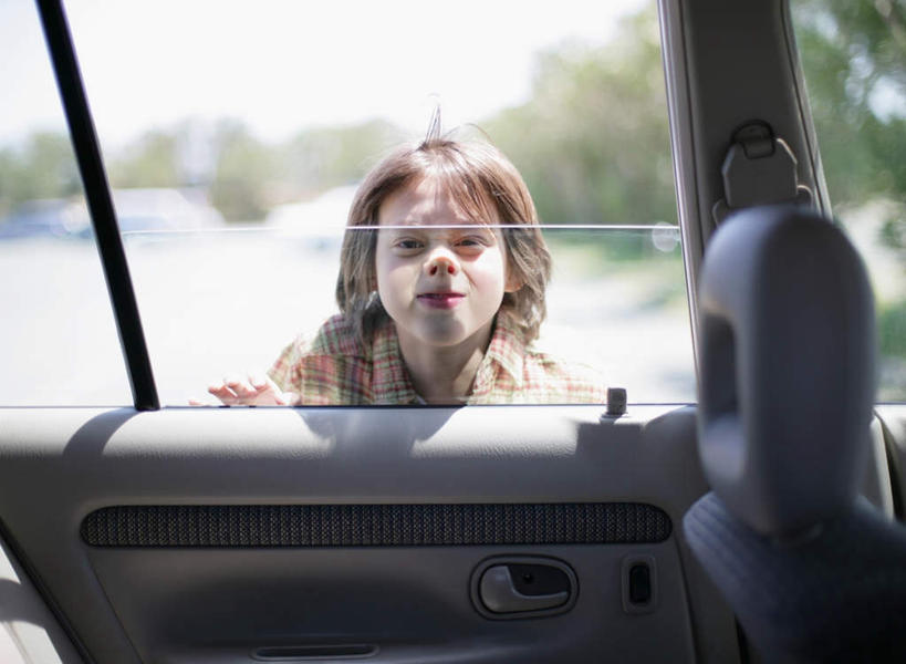 西方人,儿童,一个人,横图,室外,白天,正面,纯洁,植物,窗户,汽车,欧洲,欧洲人,仅一个女性,仅一个人,一辆,服装,朦胧,模糊,注视,玻璃窗,车,树,树木,小孩,衣服,绿色,自然,车窗,交通工具,轿车,观察,看,仅一个小孩,可爱,童年,童趣,服饰,生长,成长,观看,察看,衣着,穿着,关注,载具,童真,烂漫,无邪,衣饰,天真,女孩,女人,女性,白种人,孩子,半身,彩图,女生