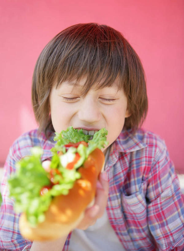 点心,面包,西方人,儿童,一个人,闭眼,吃,竖图,室外,白天,正面,烹饪,西餐,纯洁,蔬菜,欧洲,欧洲人,仅一个男性,仅一个人,握,服装,新鲜,生菜,莴苣,三明治,料理,食品,面点,拿,拿着,休闲装,菜肴,美食,食物,糕点,一个,小孩,衣服,快餐,仅一个小孩,休闲,休闲服,可爱,童年,童趣,西式,握着,服饰,佳肴,有机食品,绿色食品,单个,童真,西式快餐,烂漫,无邪,三文治,春菜,鹅仔菜,莴仔菜,千金菜,叶用莴苣,天真,男孩,男人,男性,白种人,孩子,闭眼睛,闭着眼,闭着眼睛,嚼,食,半身,彩图,男生