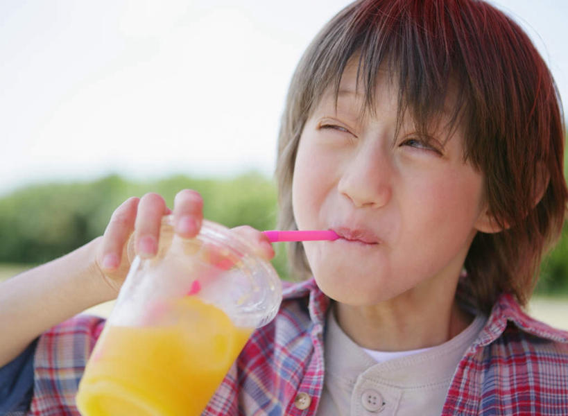 果汁,西方人,儿童,脸,头,脸颊,手,一个人,站,横图,室外,特写,白天,正面,纯洁,树林,植物,柑橘,杯子,欧洲,欧洲人,仅一个男性,仅一个人,喝,握,服装,朦胧,模糊,塑料,橙汁,饮品,一杯,拿,拿着,注视,休闲装,肩膀,树,树木,饮料,小孩,衣服,蓝色,绿色,蓝天,天空,自然,塑料制品,吸管,天,观察,看,站着,仅一个小孩,休闲,手部,休闲服,可爱,童年,童趣,握着,服饰,生长,晴朗,成长,观看,塑料杯,单手,察看,空心,关注,可口,童真,烂漫,无邪,万里无云,饮管,适口,天真,男孩,男人,男性,白种人,孩子,头部,脸部,脸蛋,面部,晴空,晴空万里,橘子,桔子,橙子,橙,站立,半身,彩图,男生,圆柱状