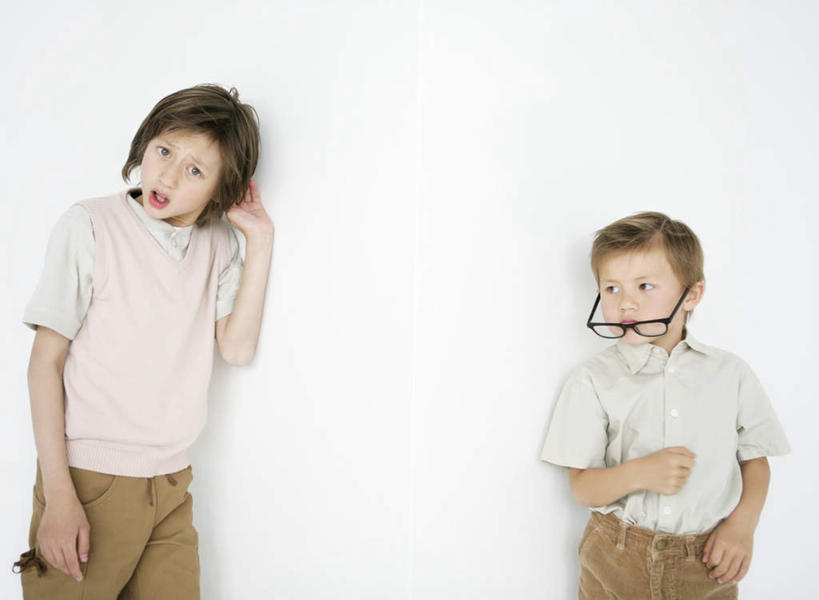 西方人,儿童,两个人,伙伴,朋友,站,横图,室内,白天,白色背景,正面,友谊,纯洁,欧洲,欧洲人,一副,服装,眼镜,注视,休闲装,小孩,衣服,观察,看,站着,休闲,休闲服,可爱,童年,童趣,摄影,服饰,影棚,观看,察看,关注,近视眼镜,童真,烂漫,无邪,天真,友情,男孩,男人,男性,白种人,站立,半身,彩图,影棚拍摄,拍摄,男生