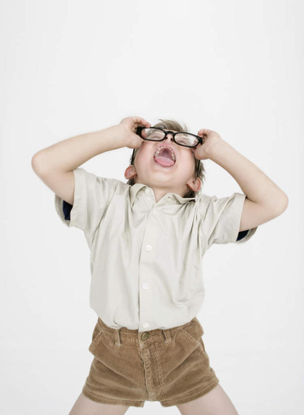 西方人,儿童,一个人,站,竖图,室内,白天,白色背景,正面,纯洁,欧洲,欧洲人,仅一个男性,仅一个人,一副,握,服装,眼镜,拿,拿着,休闲装,小孩,衣服,站着,张嘴,仅一个小孩,休闲,休闲服,可爱,童年,童趣,握着,摄影,服饰,影棚,近视眼镜,张大嘴巴,童真,烂漫,无邪,天真,男孩,男人,男性,白种人,孩子,张开嘴,抬头,仰头,站立,半身,彩图,影棚拍摄,拍摄,男生