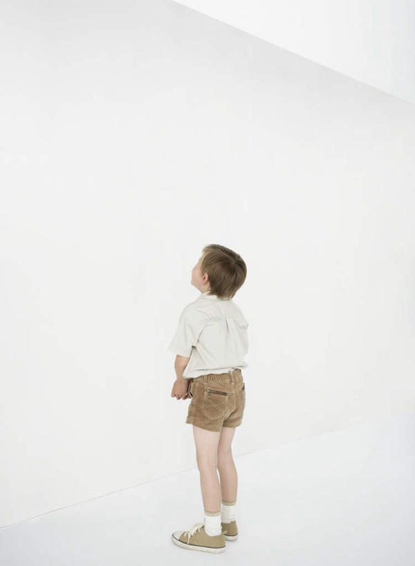 西方人,儿童,一个人,站,竖图,室内,白天,白色背景,纯洁,欧洲,欧洲人,仅一个男性,仅一个人,服装,休闲装,小孩,背面,衣服,站着,仅一个小孩,休闲,休闲服,可爱,童年,童趣,摄影,服饰,影棚,童真,烂漫,无邪,天真,男孩,男人,男性,白种人,孩子,站立,彩图,全身,影棚拍摄,拍摄,男生